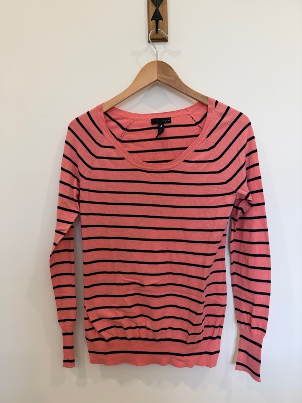 🧡💙 Aqua Fitted Coral & Navy Striped Sweatshirt
Size Medium
